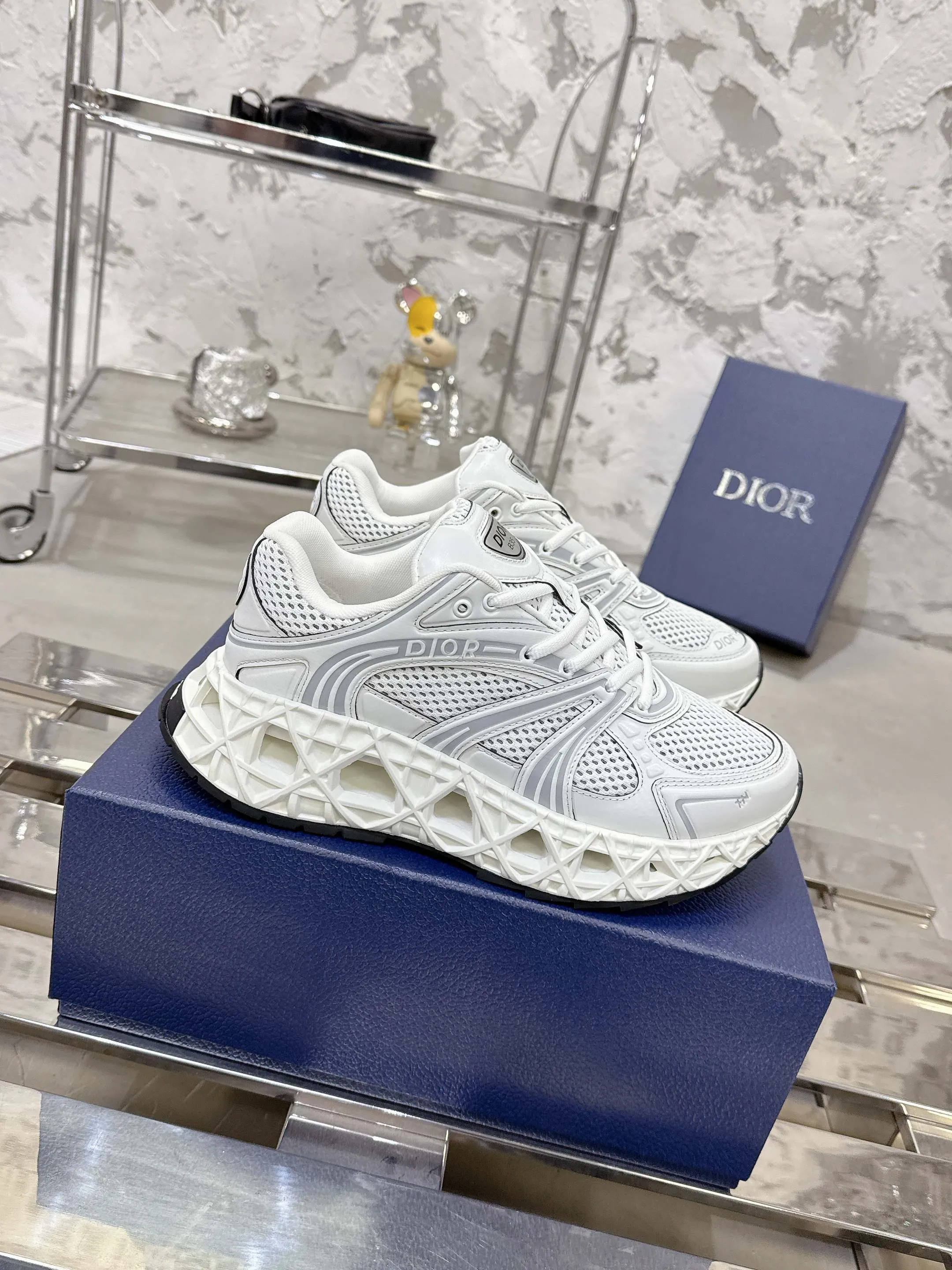 Factory price 780💰 Top version! ! ! Dior (B35) DIOR spring and summer men's wear show, the show was held at the Valle de Grasse School in Paris. Kim Jones drew inspiration from the works of South African artist Hylton Nel. The details of the shoes, clog soles and tribal elements, cleverly blended luxury craftsmanship and practicality, with fresh childishness and bright temperament, creating a new season hot spot. Dior KAWA Dior co-branded casual sports shoes reinterpret running shoes with Dior's high-end style. B35 is made of fine-textured leather and mesh fabric materials. It can be worn in all seasons, is comfortable and breathable, and has multiple lines on the shoe body to outline details. It has a full retro three-dimensional feel and can create a casual look all year round! Fabric: Cowhide/customized cloth material Lining: Imported breathable mesh Outsole: Original molded outsole Size: 39-46 (customized at 45.46)